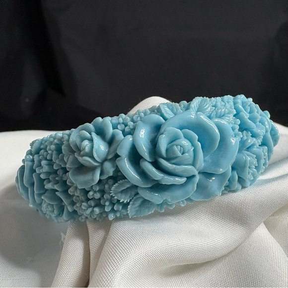 Light blue carved celluloid bangle - Picture 3 of 5